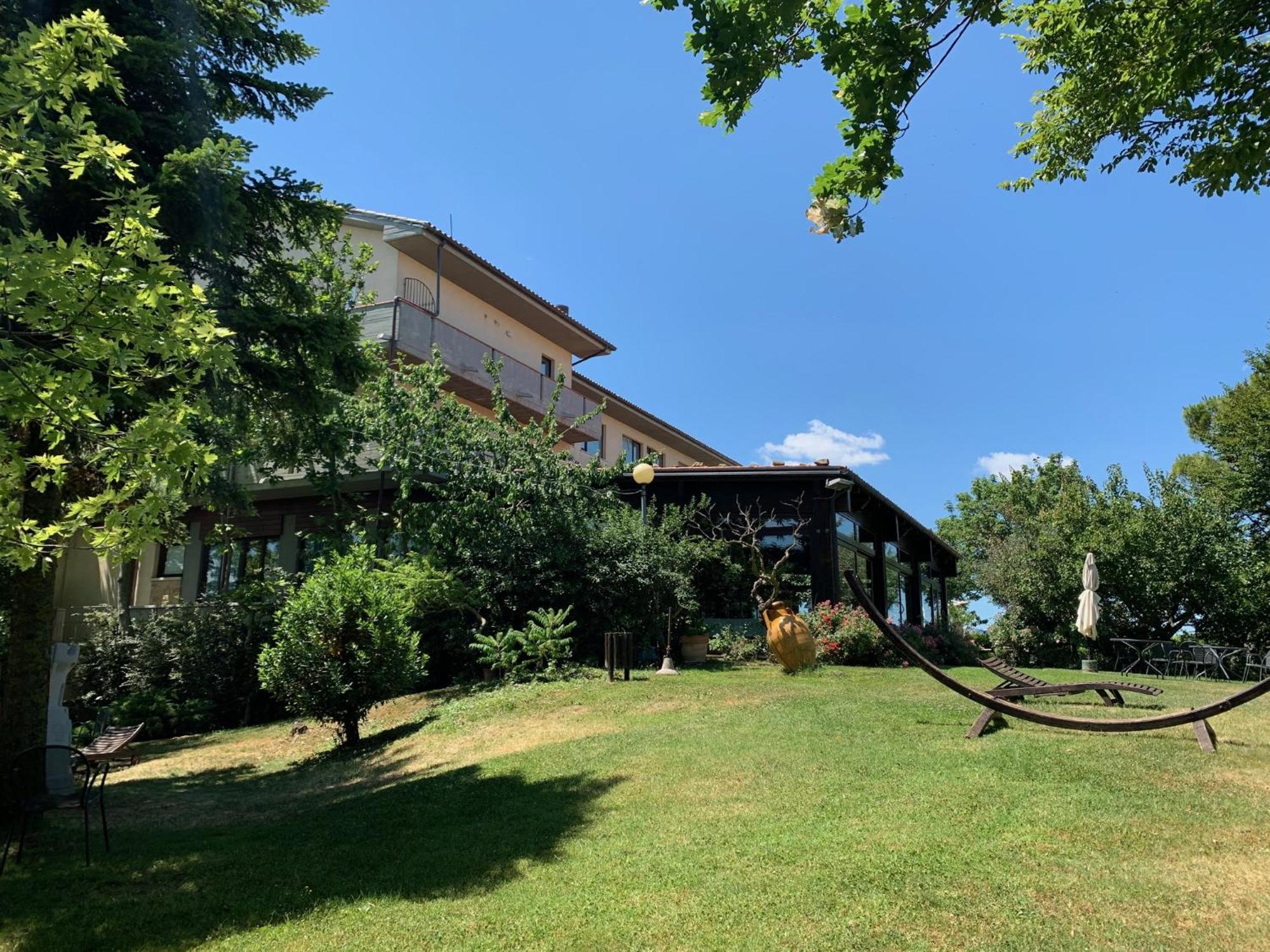 Hotel Tetto Delle Marche - Ristorante Dei Conti Cingoli Bagian luar foto