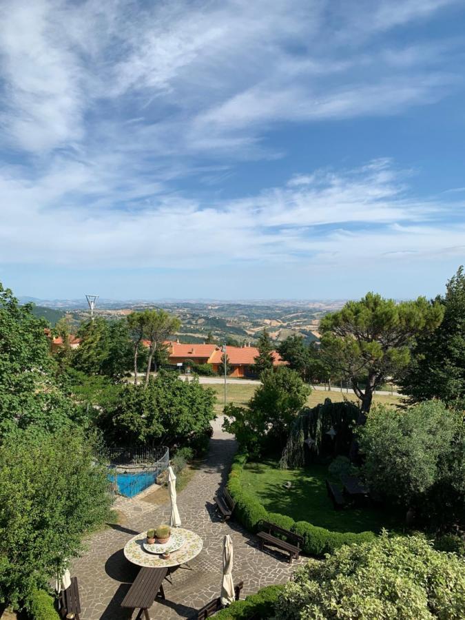 Hotel Tetto Delle Marche - Ristorante Dei Conti Cingoli Bagian luar foto
