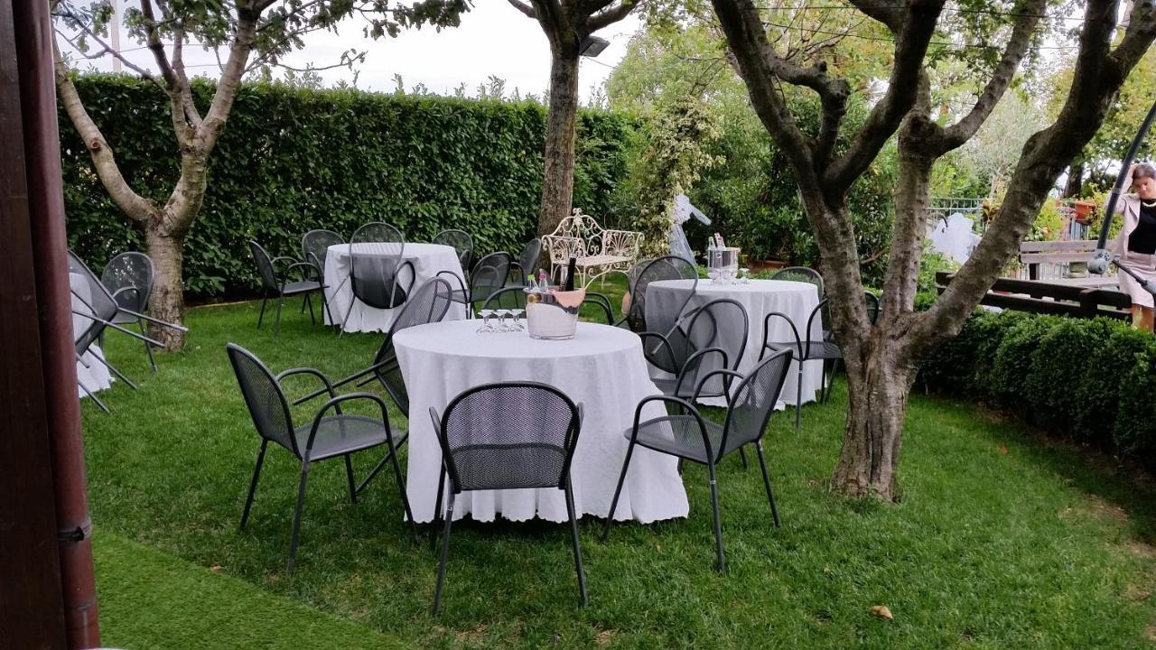Hotel Tetto Delle Marche - Ristorante Dei Conti Cingoli Bagian luar foto