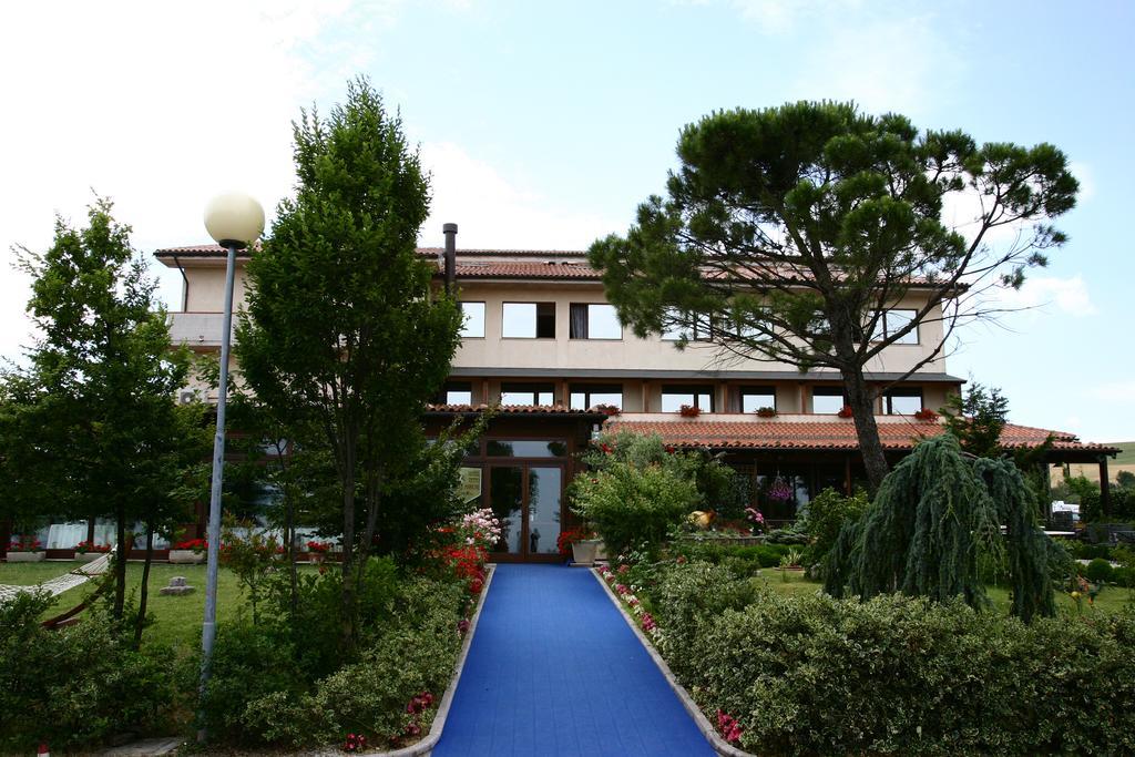 Hotel Tetto Delle Marche - Ristorante Dei Conti Cingoli Bagian luar foto