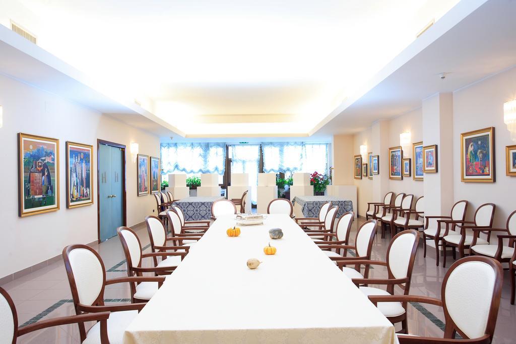 Hotel Tetto Delle Marche - Ristorante Dei Conti Cingoli Bagian luar foto